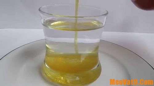 Dùng nước trắng để thử mật ong