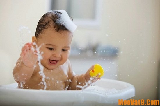 Tắm cho bé bằng xà phòng diệt khuẩn là cách chăm sóc da cho bé hiệu quả