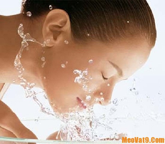 Rửa mặt sạch trước khi trị mụn là nguyên tắc cần nhớ khi trị mụn bằng sữa ong chúa