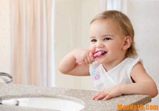 Mẹo giúp răng bé chắc khỏe sáng bóng