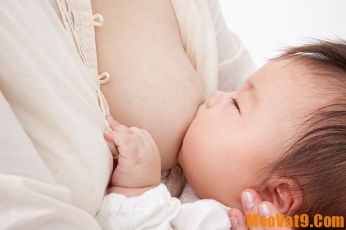 Mẹo xử lý khi trẻ không chịu bú mẹ